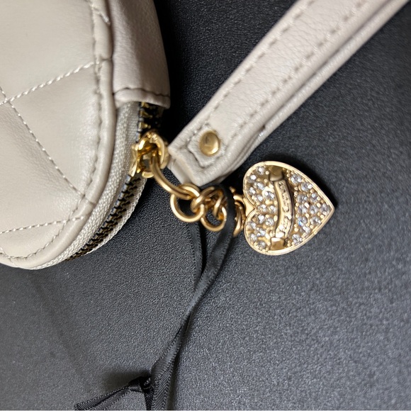 GIFTED Juicy Couture Quilted Heart Wristlet - Picture 4 of 7